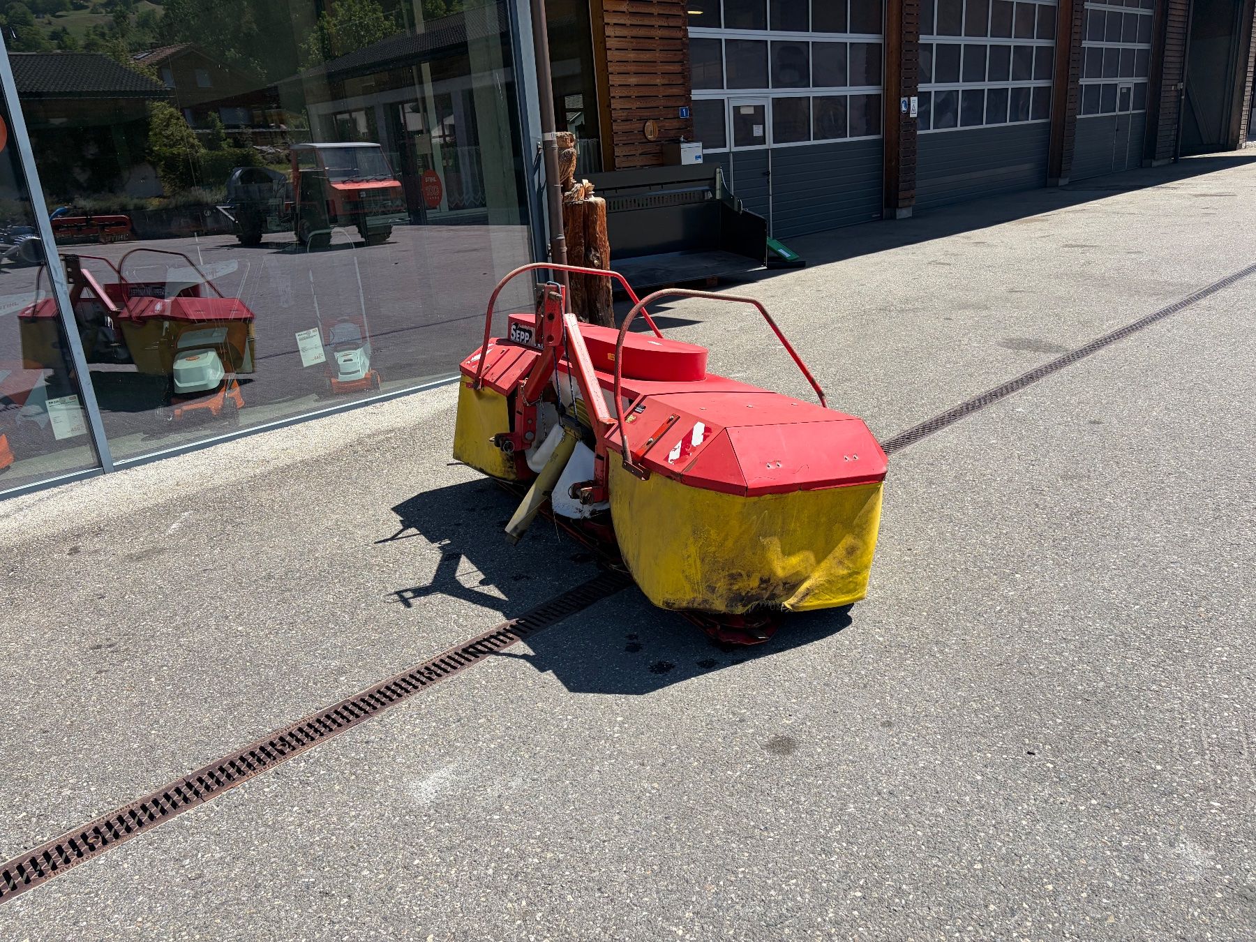Raccolta foraggio grezzo: Knüsel Mähwerk Blitz 220 – Usato da Pragg-Jenaz venduto da stihlmarti 1
