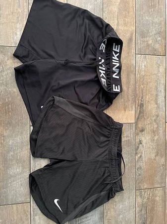 2 Kurze Nike Sporthosen in Gr. XS