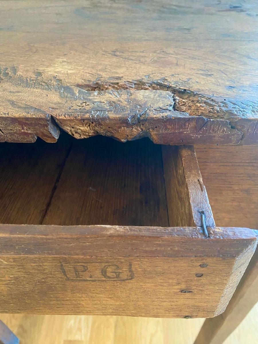 Tavoli: Antiker Tisch mit Stuhl – Usato da Obernau venduto da SIGGEW 2