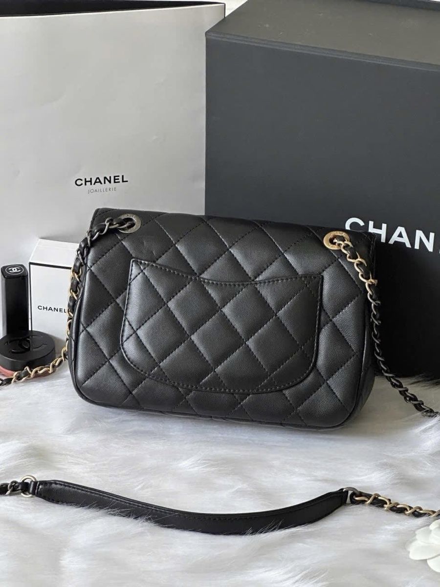 Chanel Borse da donna: Sac Chanel classique avec charme – Usato da Chêne-Bourg venduto da luy_hk5b 2