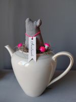 Vintagekaffeekanne mit Schweinchen aus Beton