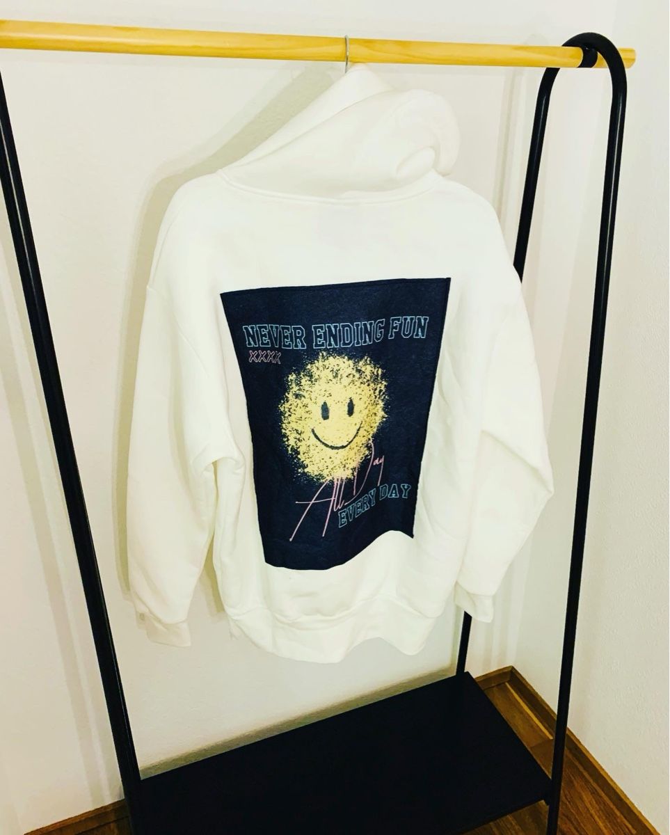 Maglioni & Felpe: Weisser Hoodie Smiley Print – Nuovo (secondo la descrizione) da Zuchwil venduto da ngr_8zfz