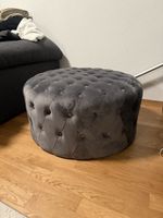 Samt Hocker Chesterfield grau