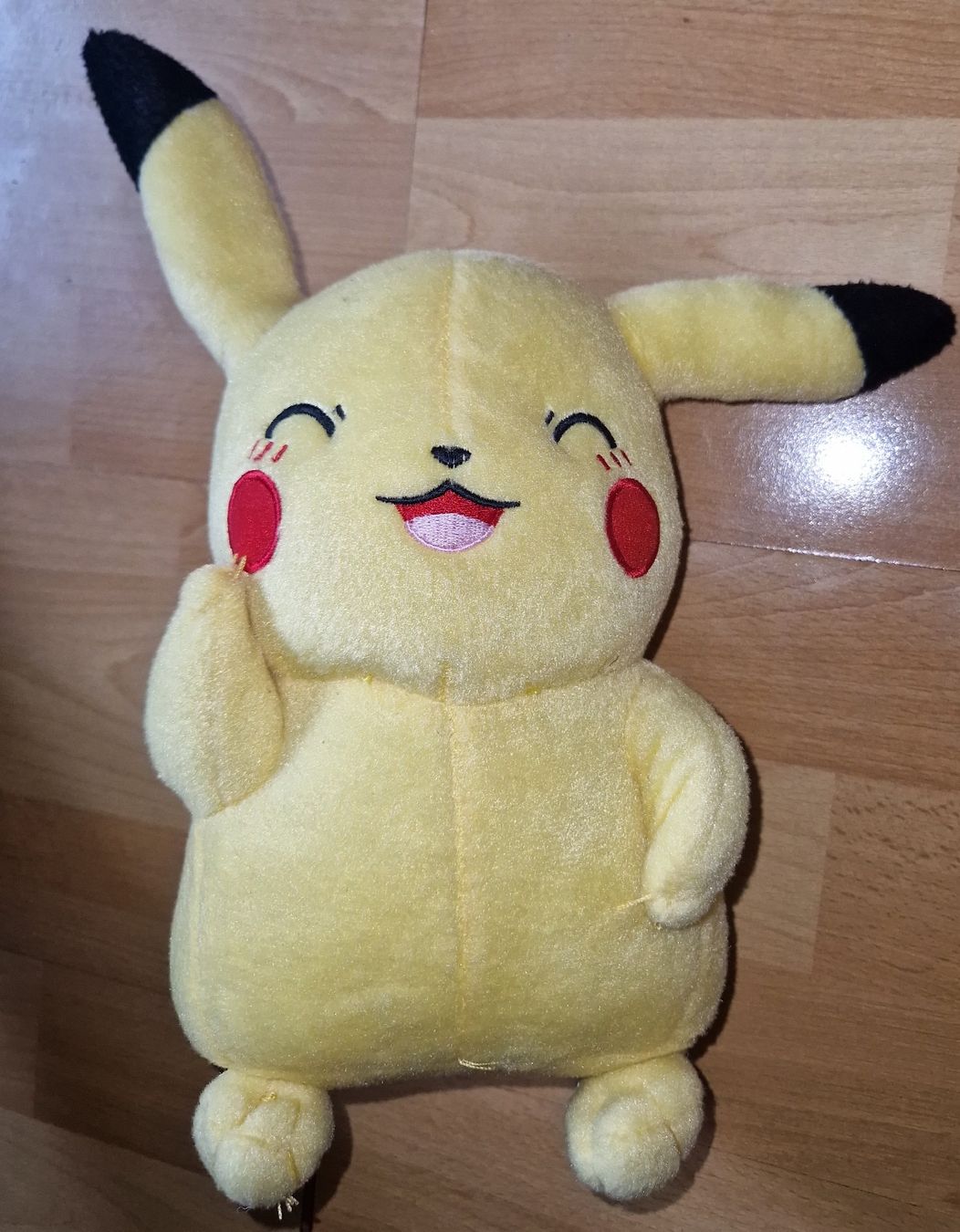 Pokémon Giocattoli: Pokemon Plüschtier Pikachu Tomy 2017  – Usato da Möhlin venduto da Lyhme94