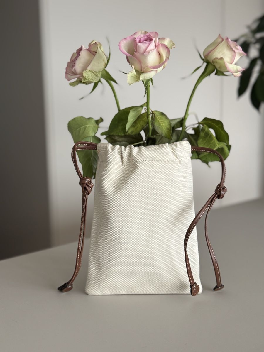 Taschen: Burberry Mini Bag Canvas Leather Drawstring Pouch White New – Gebraucht aus Dübendorf von Pink.Blue 1