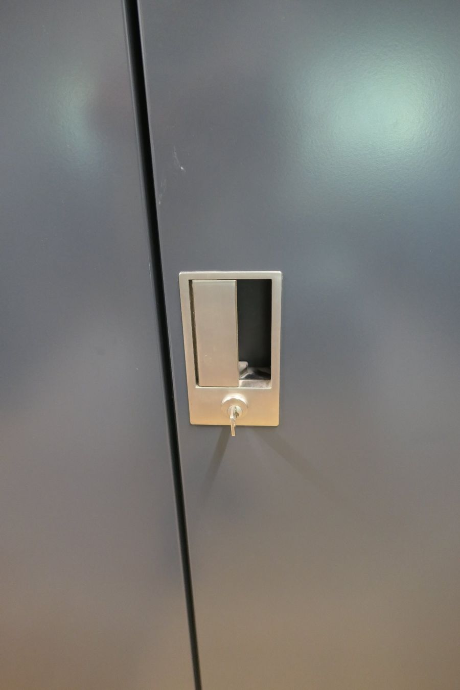 Lista Armadi: Lista Metallschrank mit 2 Türen, Key Lock – Usato da Münchenbuchsee venduto da Ploder0 1