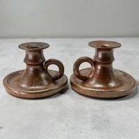 Paire de bougeoirs en céramique émaillée signées