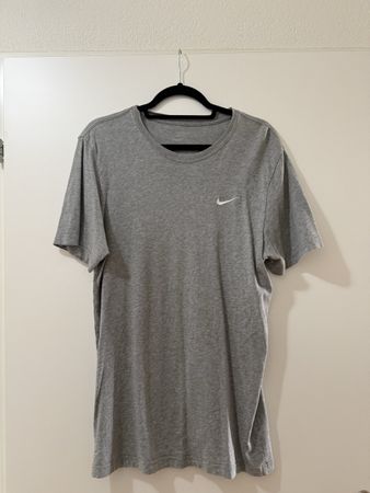 Graues Nike T-Shirt Grösse M für den Sommer, sehr guter Zust