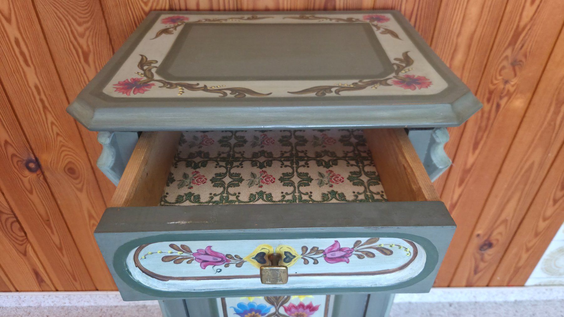 Armadi: Nachttisch bemalt mit Blumenmotiv – Usato da Zug venduto da Pat050 5