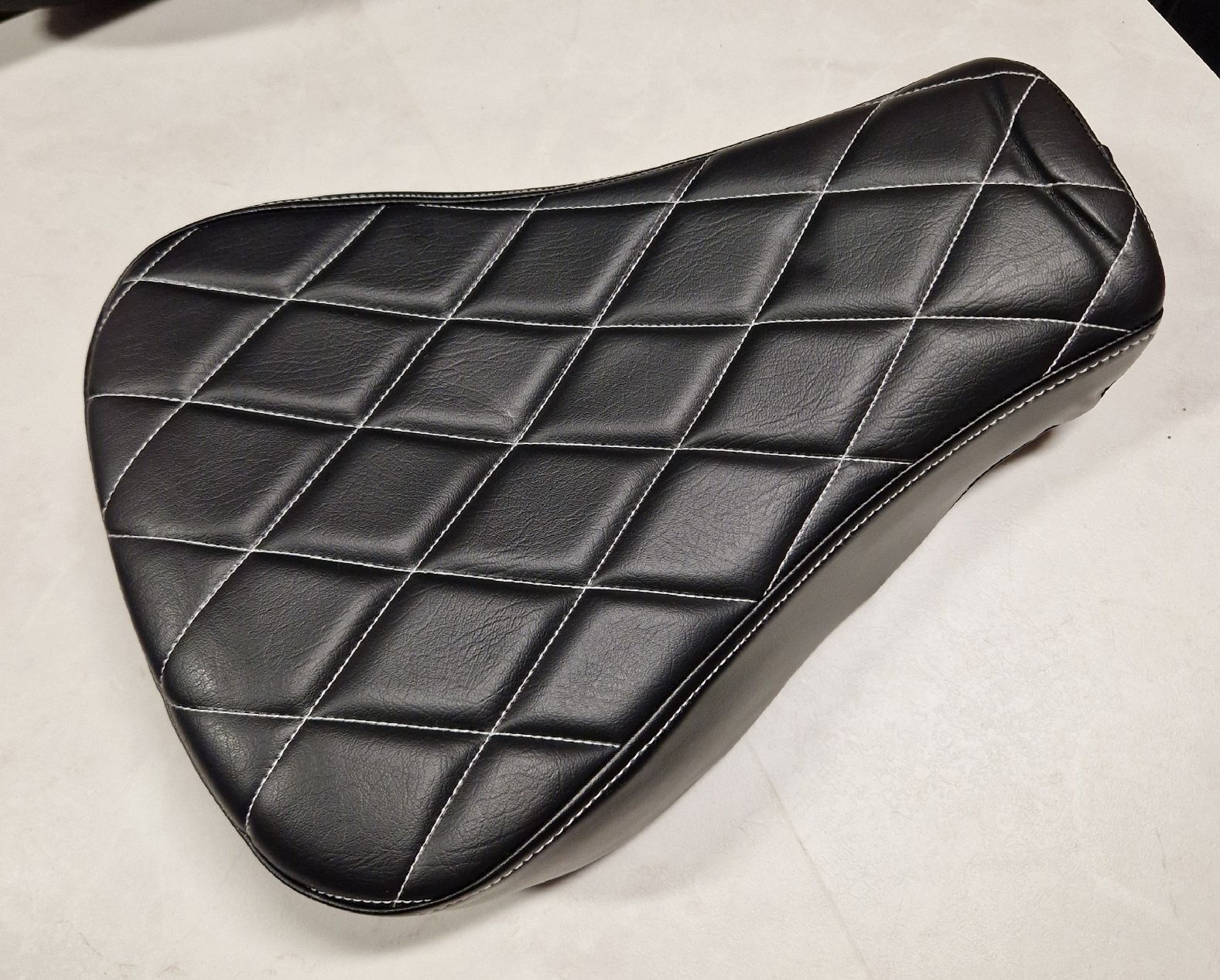 Tutti i ricambio per moto: Motorradsattel Harley Davidson fourty eight – Nuovo e nell'imballaggio originale da Dorf venduto da Messer-Schweiz