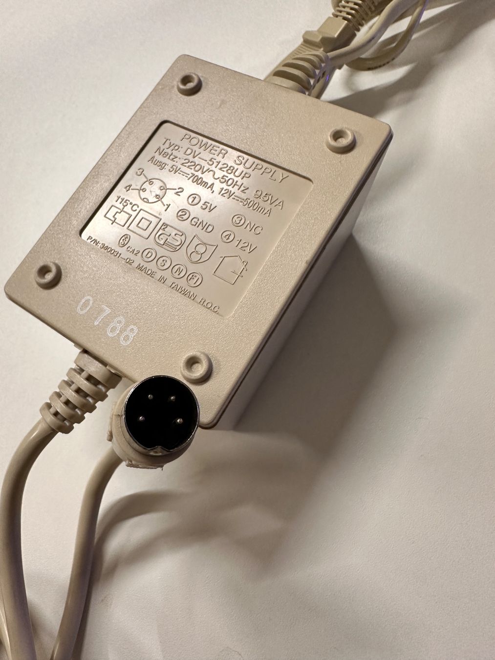 Componenti elettronici: Commodore 1541, 1571, 1581 Netzteil – Usato da Luven venduto da Eletto 2