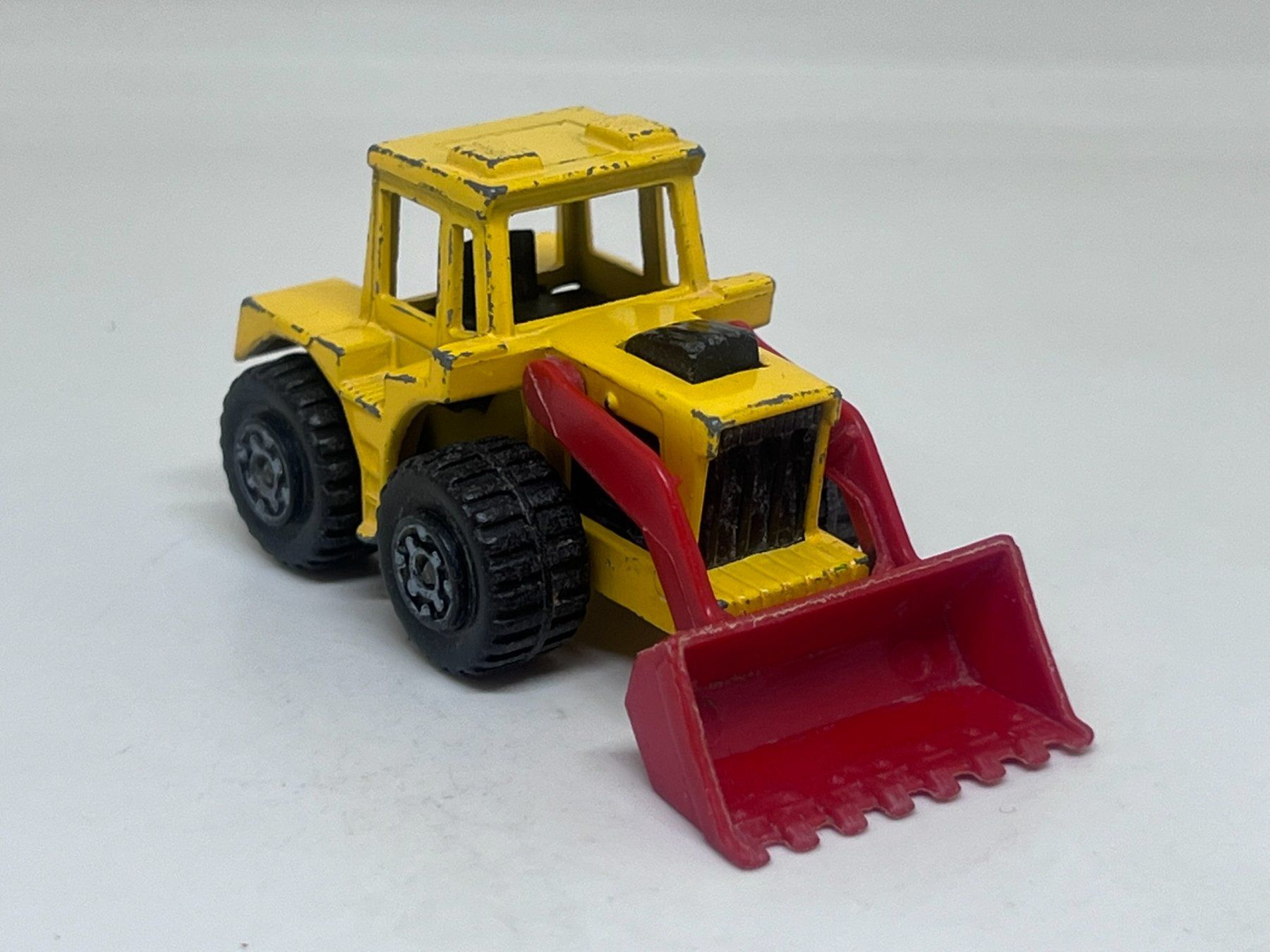 Matchbox Modellini d'auto: Matchbox Tractor Shovel #64 – Usato da Wildegg venduto da LaaBoutique