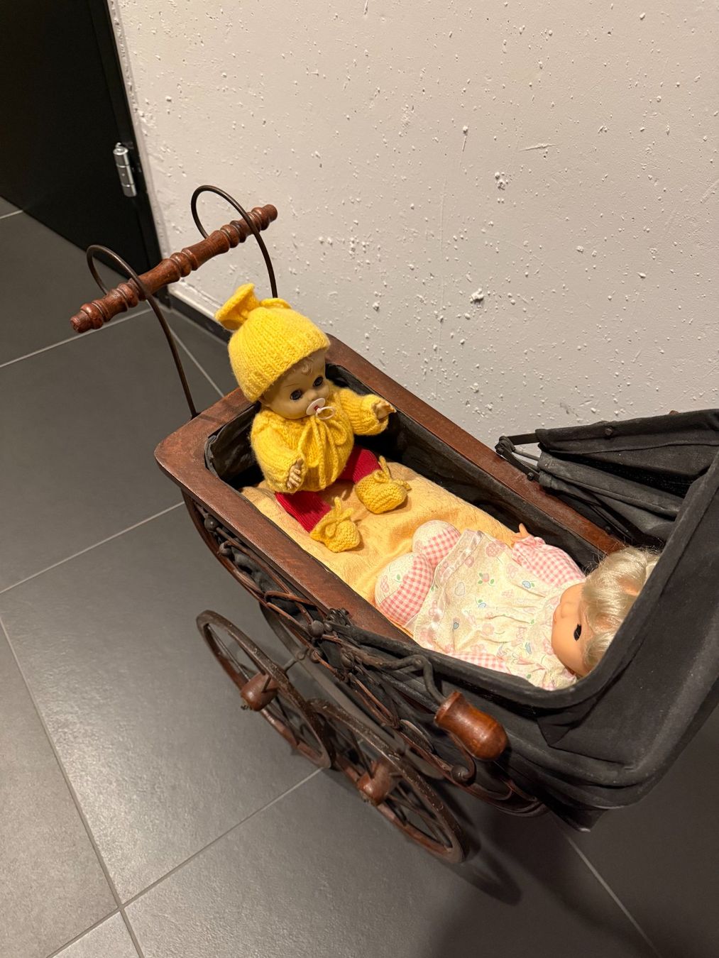 Carrozzine per bambole: antiker Puppenwagen mit 2 Puppen – Usato da Rothenburg venduto da Patri00 1