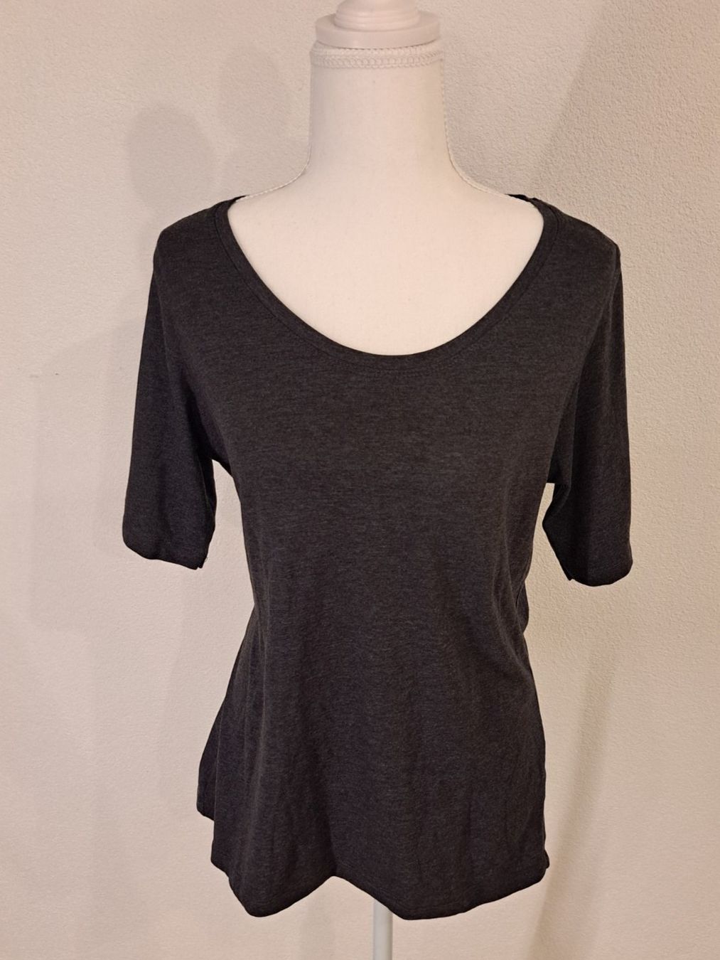 Kleiderpakete: 2er Set: Damen T-Shirts, Grösse L – Gebraucht aus La Neuveville von Vestiaire_2011 1