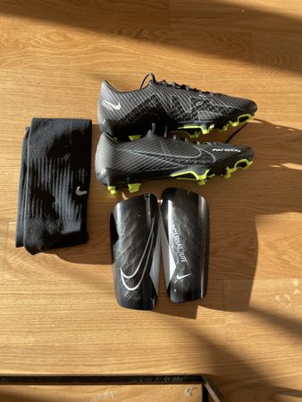 Nike Fussball Set Schuhe Schienbeinschoner Stutzen Gr.44.5