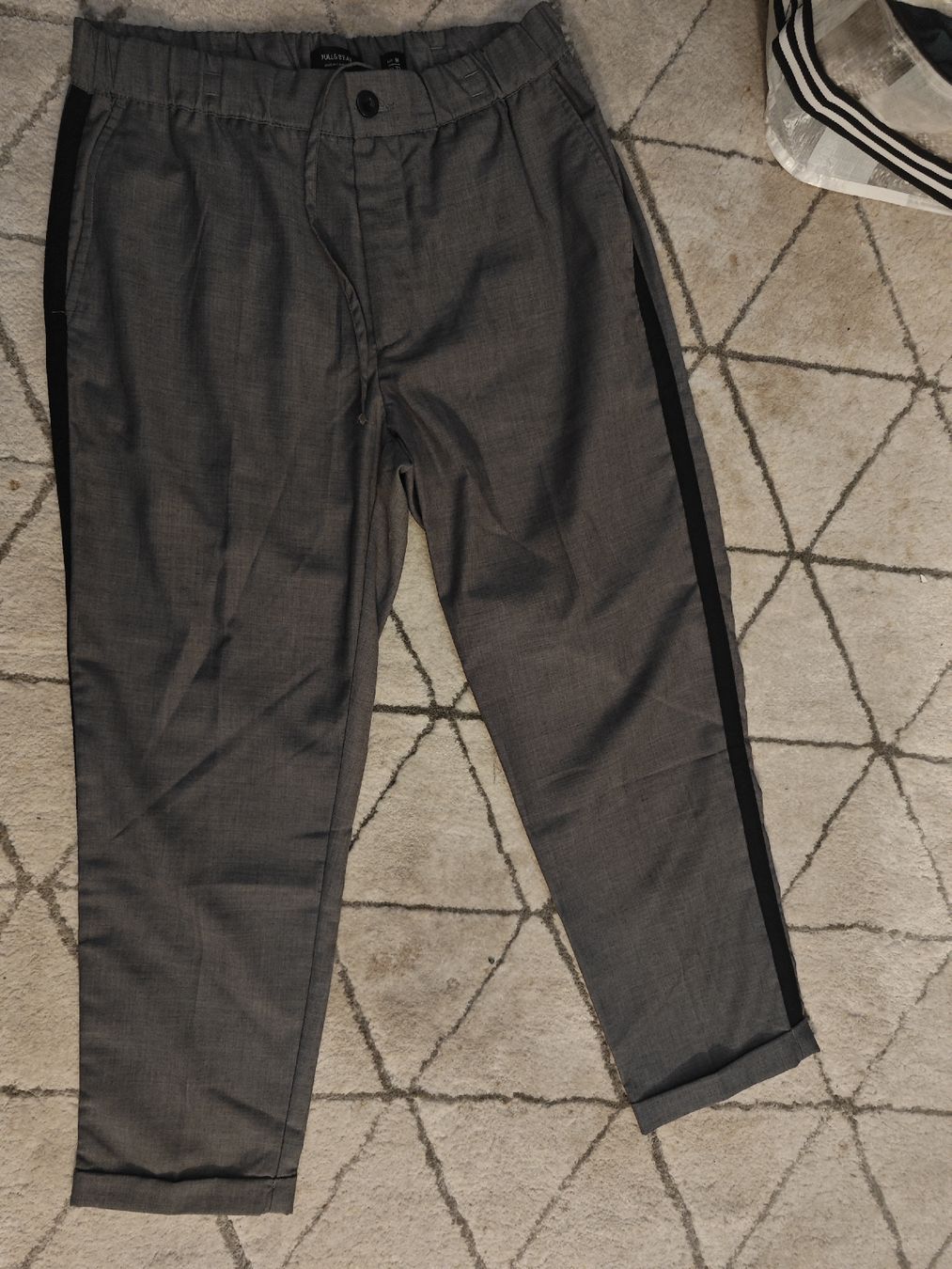 Hosen: Stoffhosen Grösse M & L – Neu (gemäss Beschreibung) aus Sissach von Siraiwan