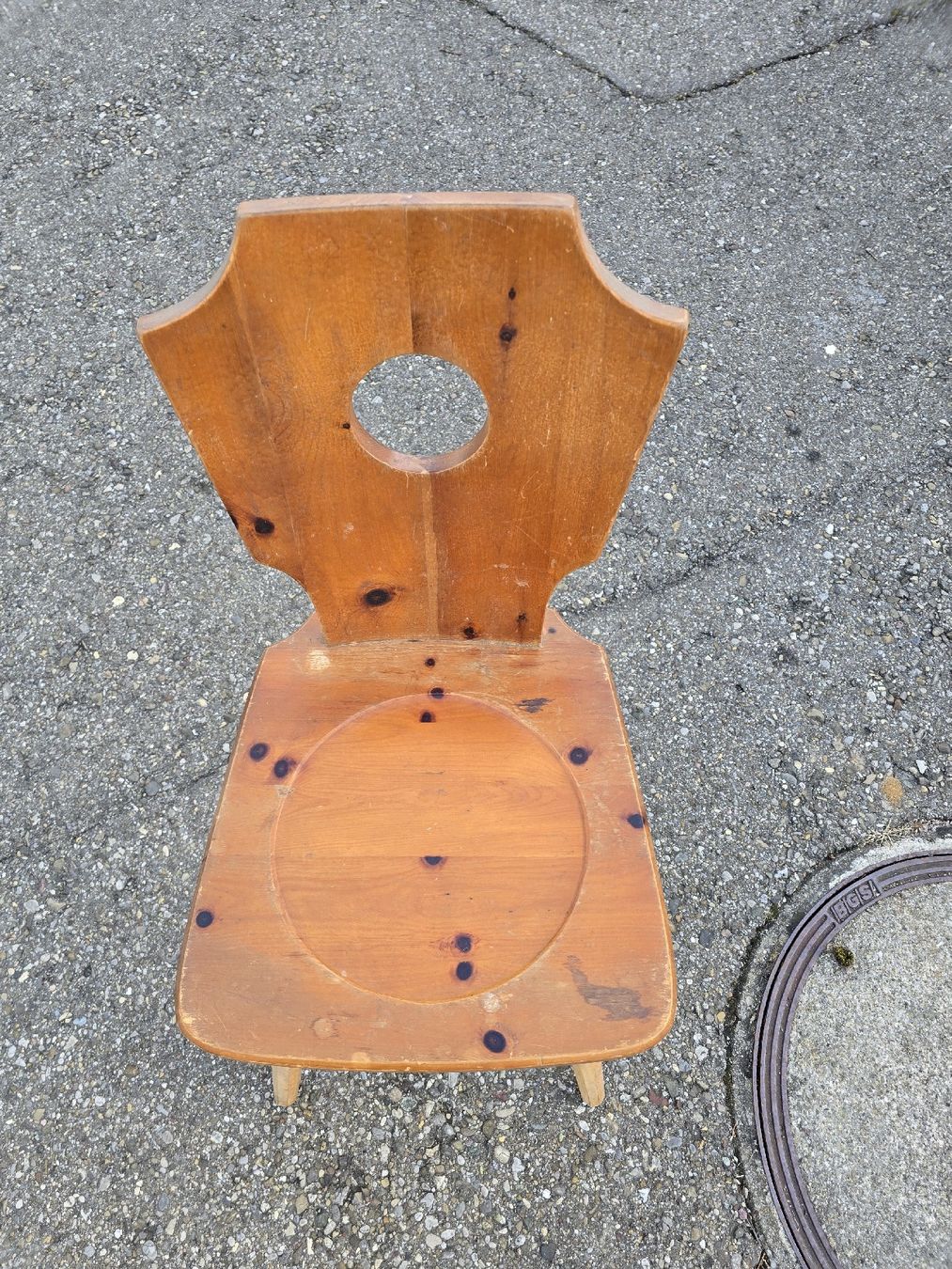 Sedie: Rustikaler Holzstuhl mit Lochmuster - Einzigartiges Design! – Usato da Mettlen venduto da elios0888 1