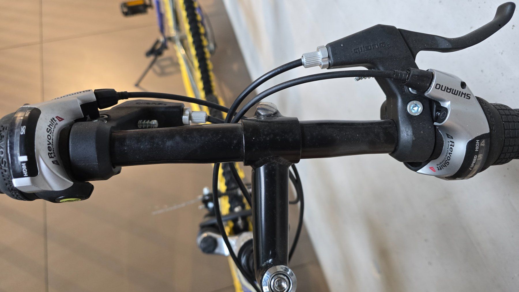 Velos: Neues Mountainbike Blau – Neu und originalverpackt aus Winterthur von Versus0 7
