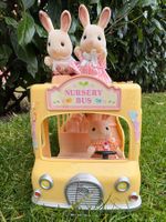 Sylvanian Reisebus mit drei Sylvania-Hasen