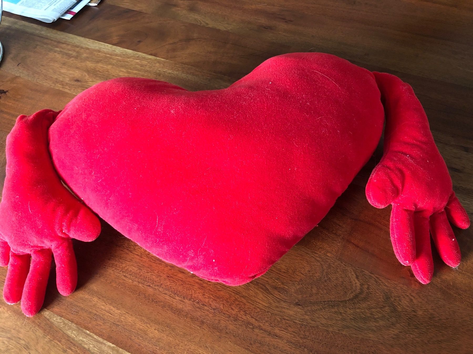 Kissen: Rotes Kuschelherz mit Armen – Gebraucht aus Andwil SG von schmei 1