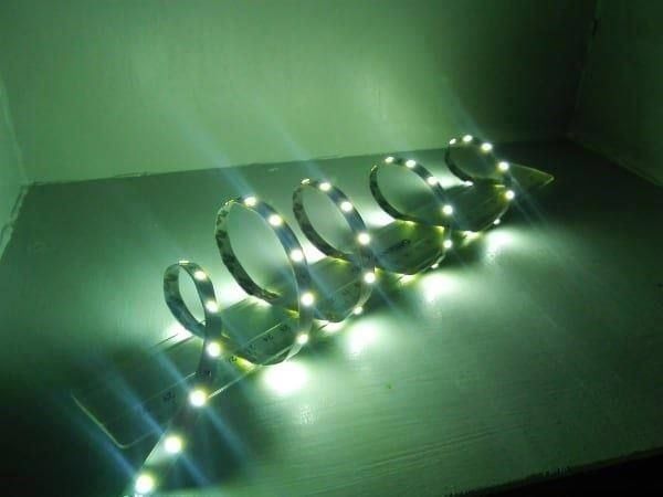 Ghirlande e barre luminose: LED-Streifen 12V 100cm kaltweiss – Nuovo (secondo la descrizione) da Luzern venduto da Salefactory