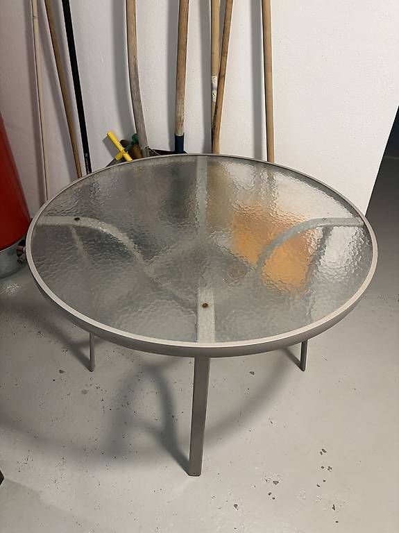 Tische: Garten oder Balkon Tisch – Gebraucht aus Domat/Ems von sar_qtr9