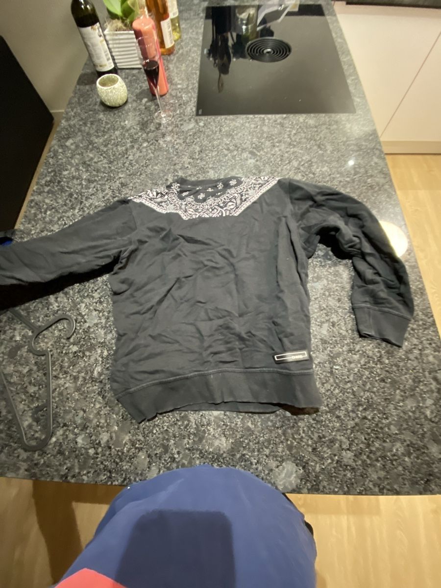 Pulls & Sweat-shirts: Schwarzer Herren-Sweater mit Muster – Neuf (Voir description) à Steckborn par Amandabraun96