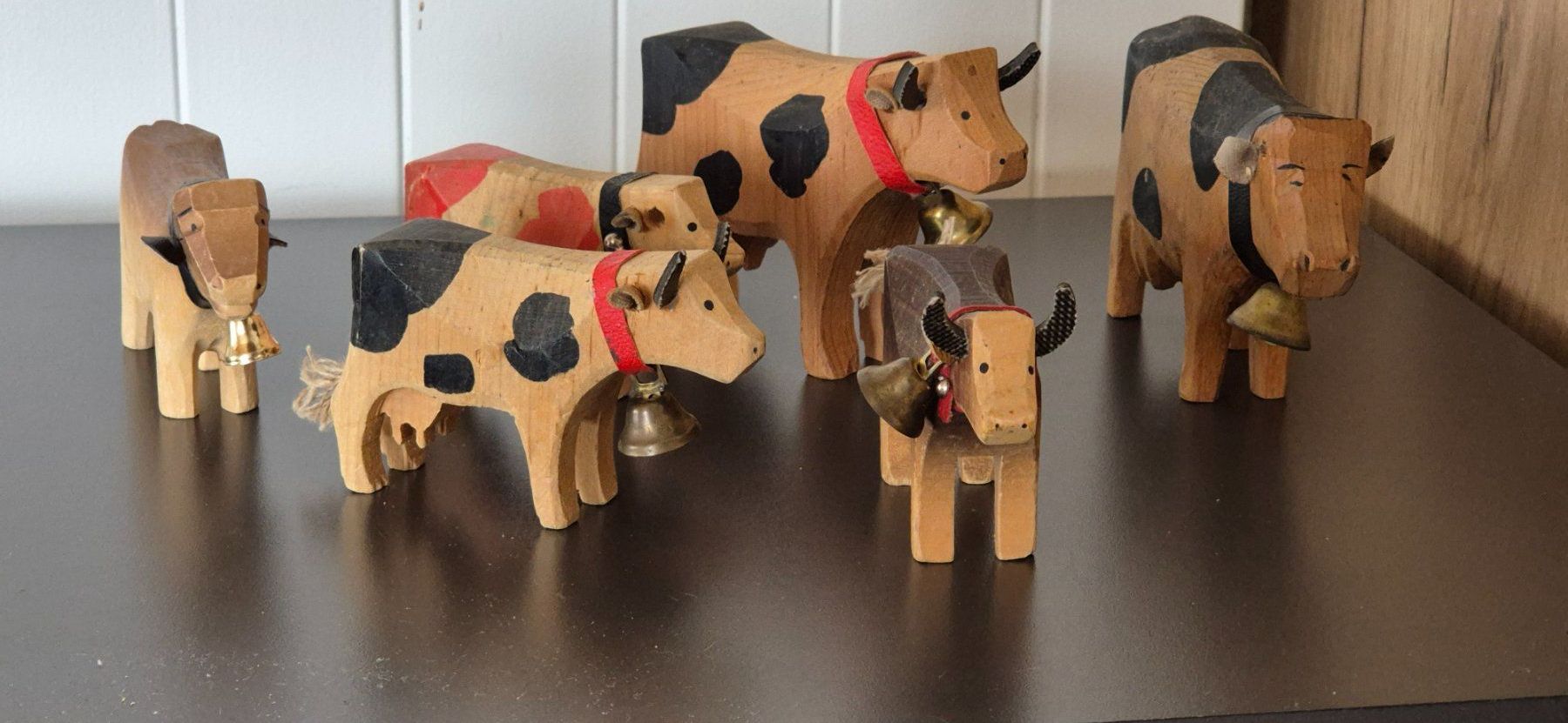 Figurines: 6 Holzfiguren Kühe mit Glocken – D'occasion à Weisslingen par ajnosa56 2
