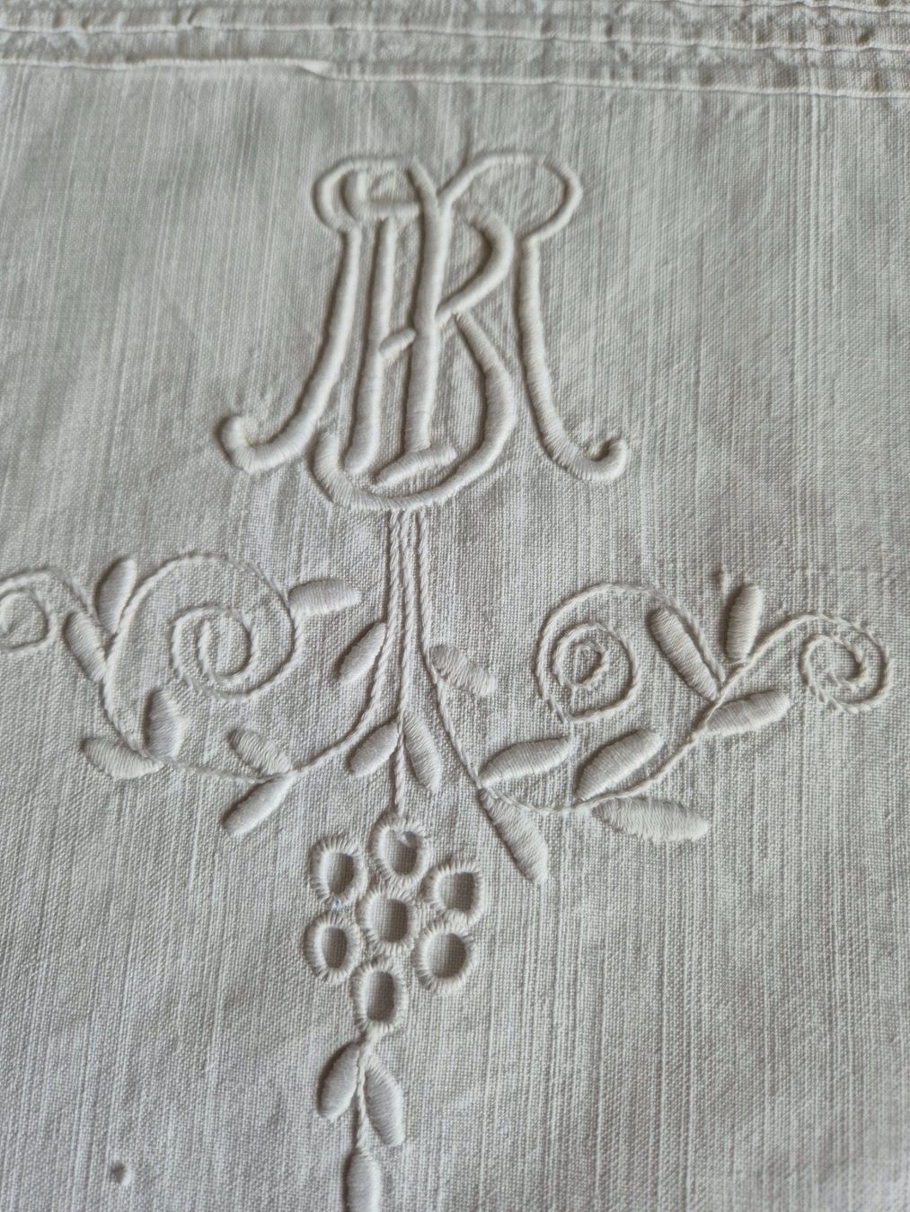 Biancheria da letto: Wunderschöne antike Kissenbezug mit Monogramm "MB" – Usato da Bern venduto da aronari 1