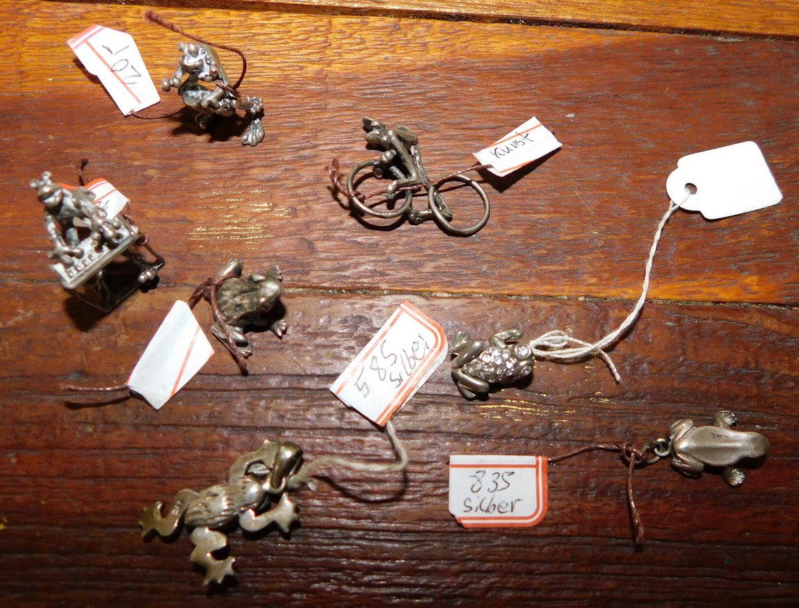 Ciondoli: Frosch-Anhänger-Sammlung, teils Silber und beweglich – Usato da Villnachern venduto da Niggo0