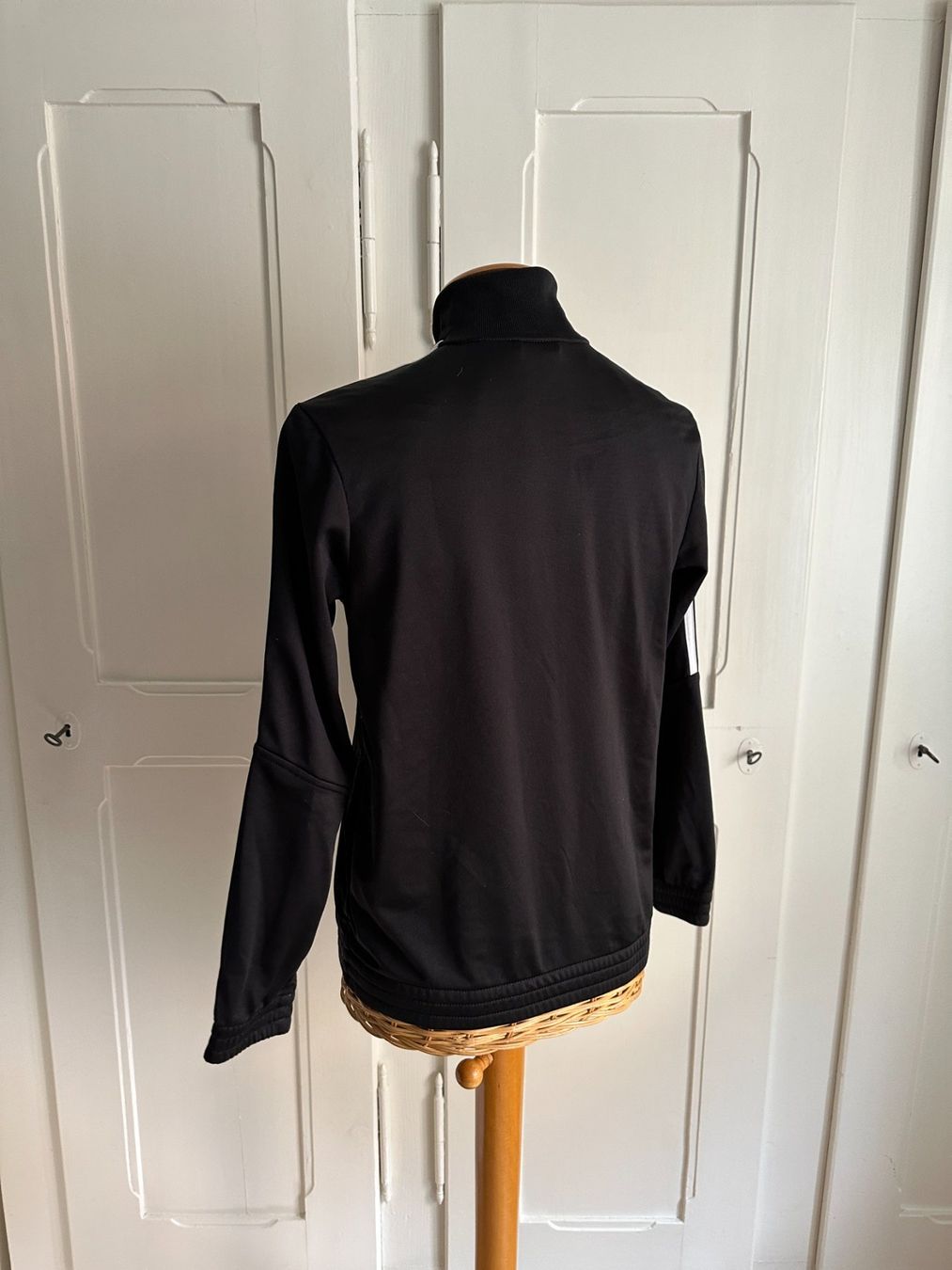 Adidas Giacche & Cappotti: ADIDAS - Kids Trainerjacke schwarz 152 – Usato da Zürich venduto da Diazaio 2