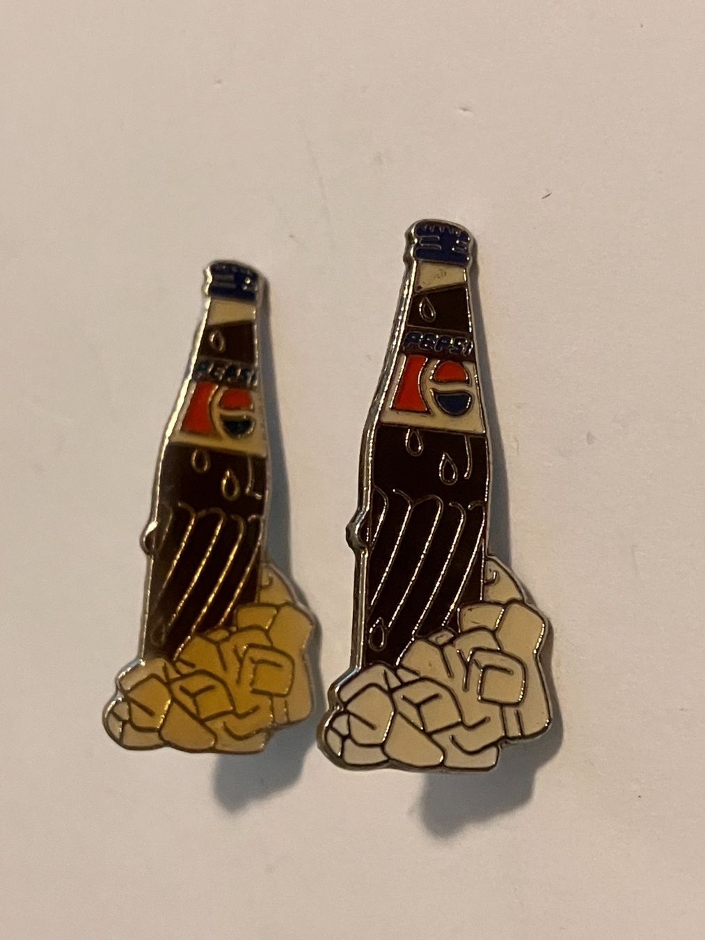 Placchette & Badge: 2 Pin Pepsi – Usato da Basel venduto da djwwpp