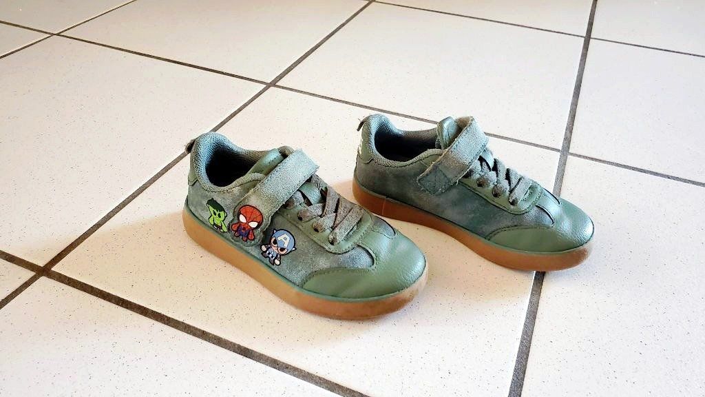 Schuhe für Jungen: Kinderschuhe Marvel Avengers Grösse 25 – Gebraucht aus Courtaman von Silb