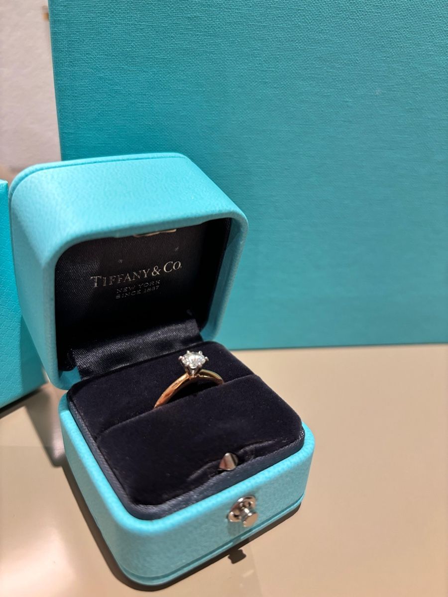 Tiffany & Co. Bagues: Wunderschöner Tiffany & Co. Solitär Ring, 0,51 Karat – Neuf (Voir description) à lenzburg par naemi30 1