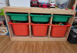 Spielzeugregal mit Aufbewahrungsboxen