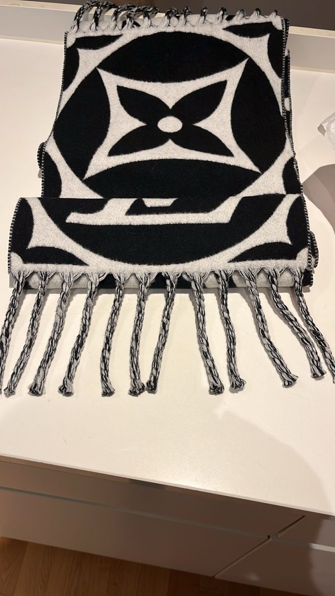 Foulard & Sciarpe: Louis Vuitton Medallion Schal schwarz/weiss – Nuovo (secondo la descrizione) da mellingen venduto da Shamo90 3