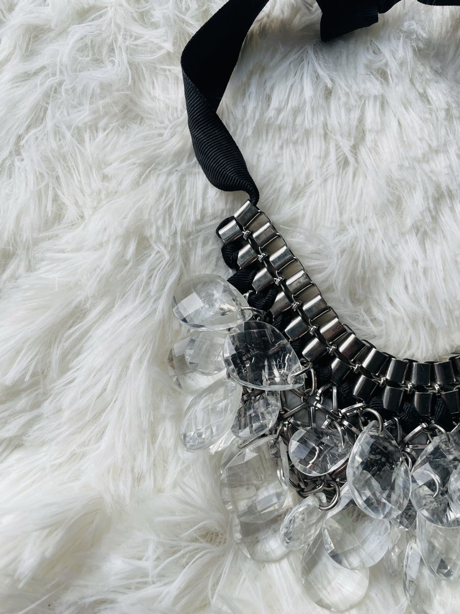 Catenine: COLLIER PLASTRON RUBAN NOIR ET PERLES – Usato da Lausanne venduto da mau_6tnl 2