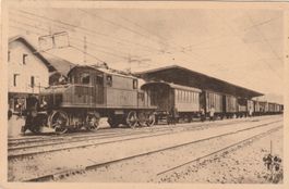 E-Lok mit Wagen der Brown Boveri im Bahnhof