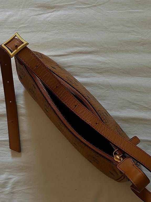 Taschen für Damen: Original MCM Schultertasche / Baguette Bag  – Gebraucht aus Winterthur von hndrxxoxo 1