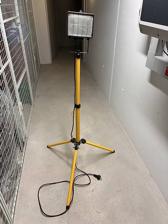 Lampes: Halogen Strahler mit Ständer, Fluter – D'occasion à Pfäffikon ZH par smitti007 1