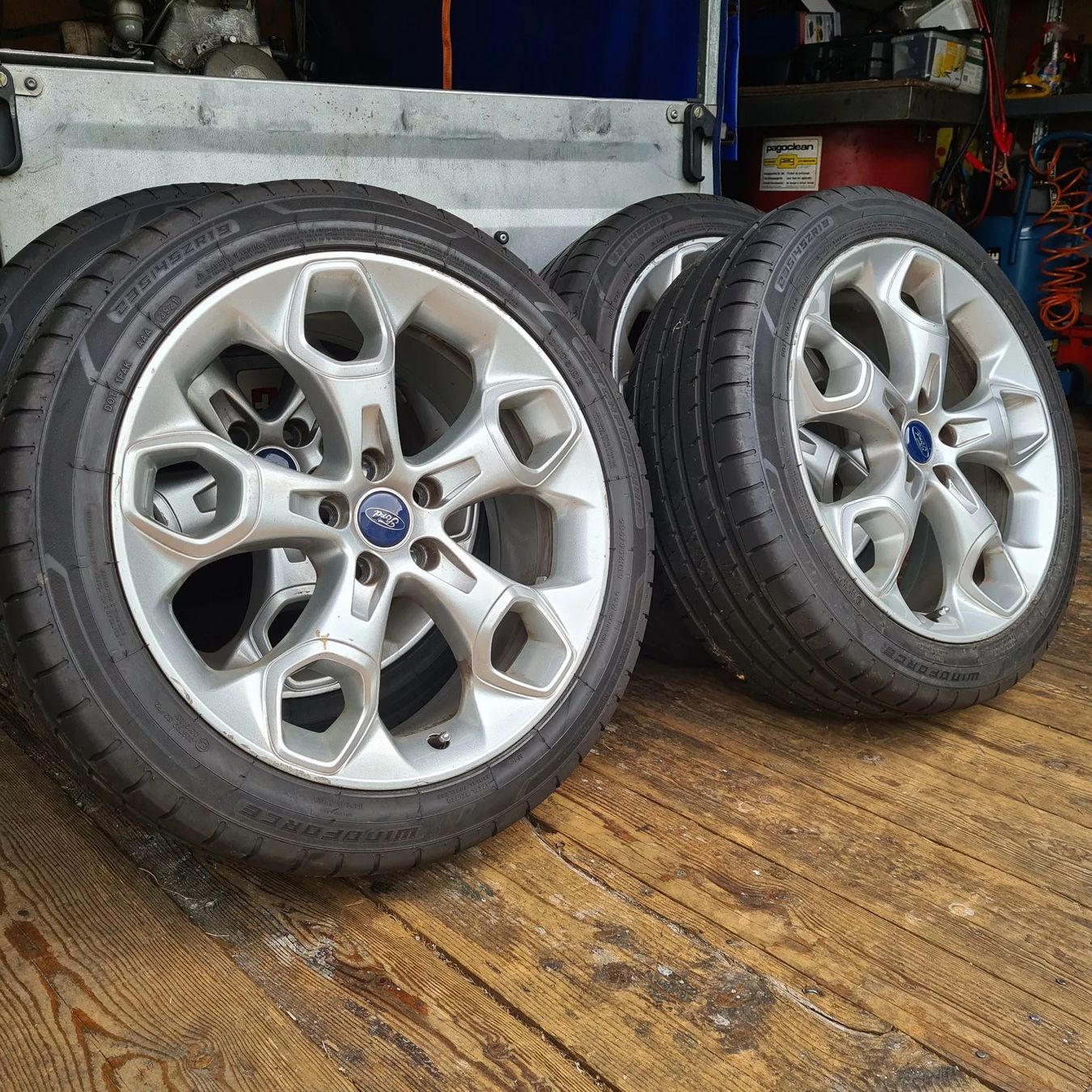 Ford Pneumatici & Ruote complete: Komplett - Räder Ford KUGA – Usato da Altdorf UR venduto da Volvo1992 1