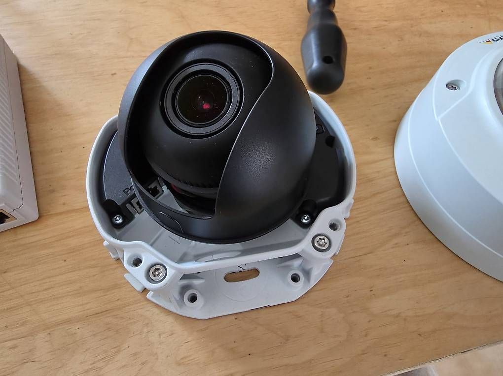 Camcorder: Caméra Axis P3215 VE et alimentation Axis Poe – Gebraucht aus Lausanne von yannaroundtheworld 2
