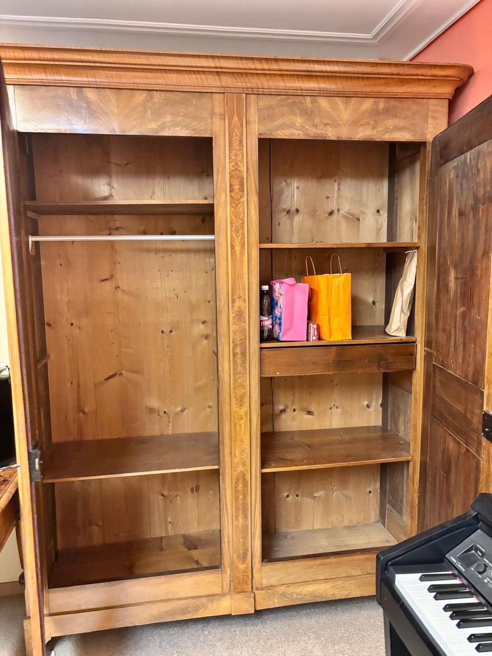 Armadi: Armoire ancienne en bois massif – Usato da Monthey venduto da RAHAAON