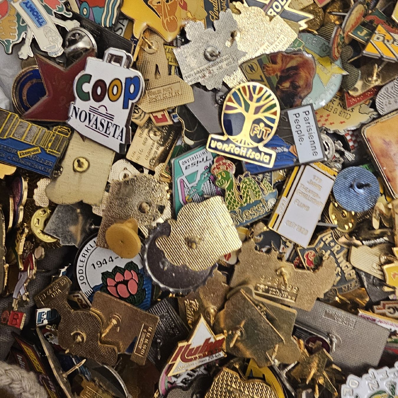 Placchette & Badge: 100 pin konvolut diverse – Usato da wolfhalden venduto da 46464646 5