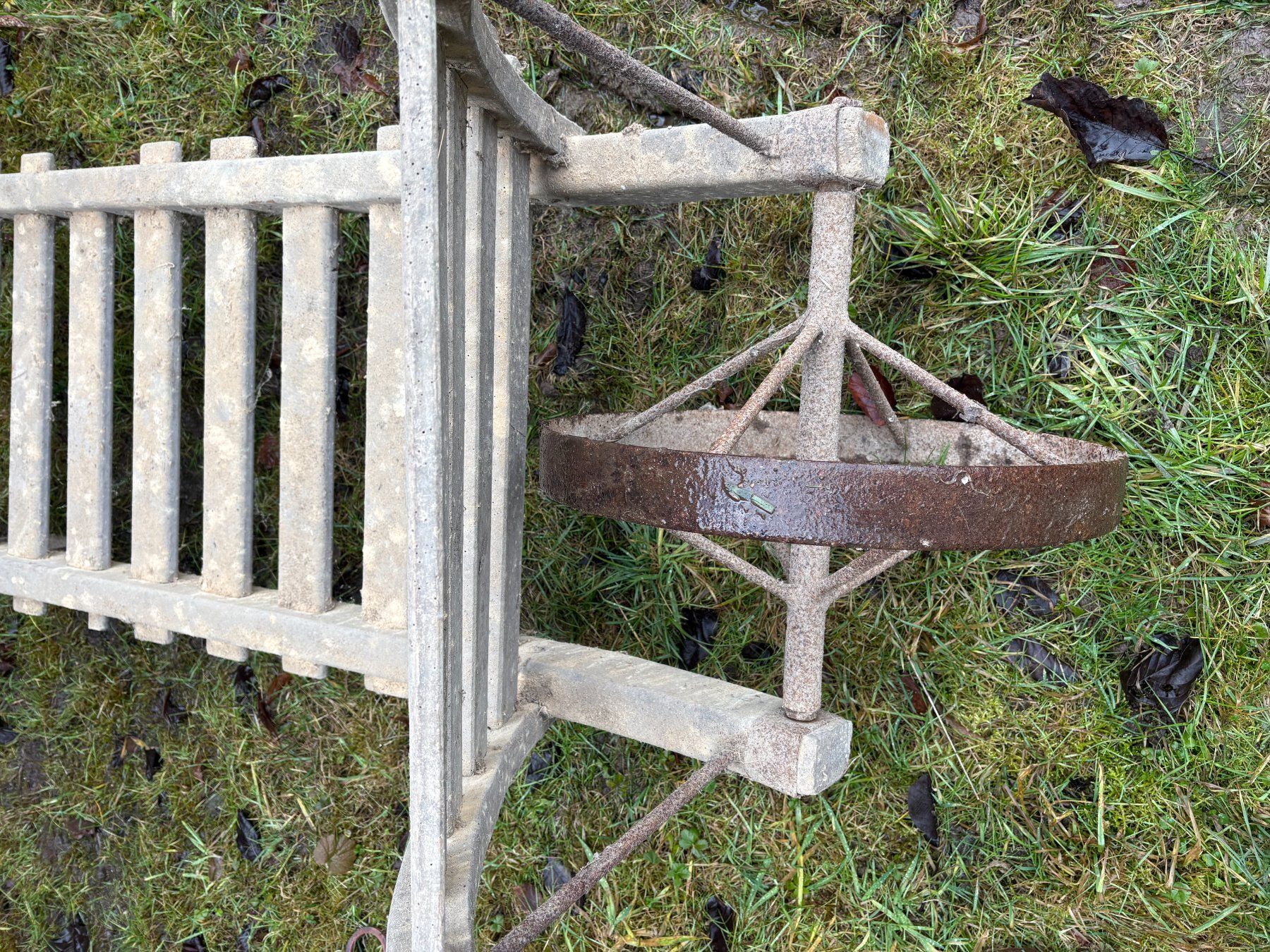 Carriole: Antike Karrette / Holz-Schubkarre – Usato da Mönchaltorf venduto da Tschibi 1