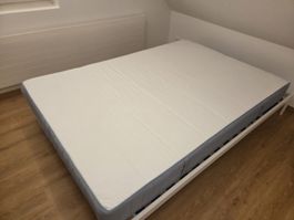 Ikea Matratze + Bettgestell (fast neu)