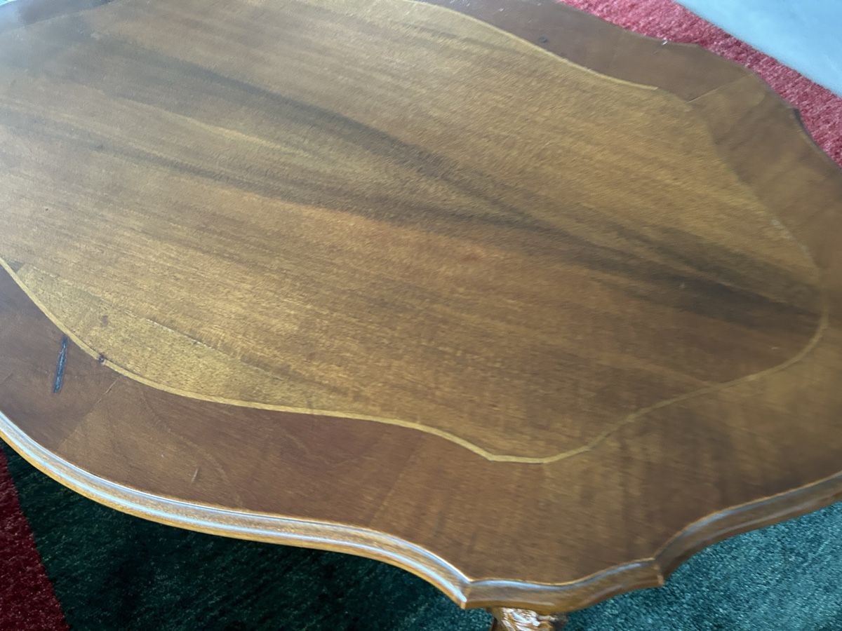 Tavoli: Alter Couchtisch aus Holz mit Schnitzereien – Usato da Lanzenhäusern venduto da vic63 1