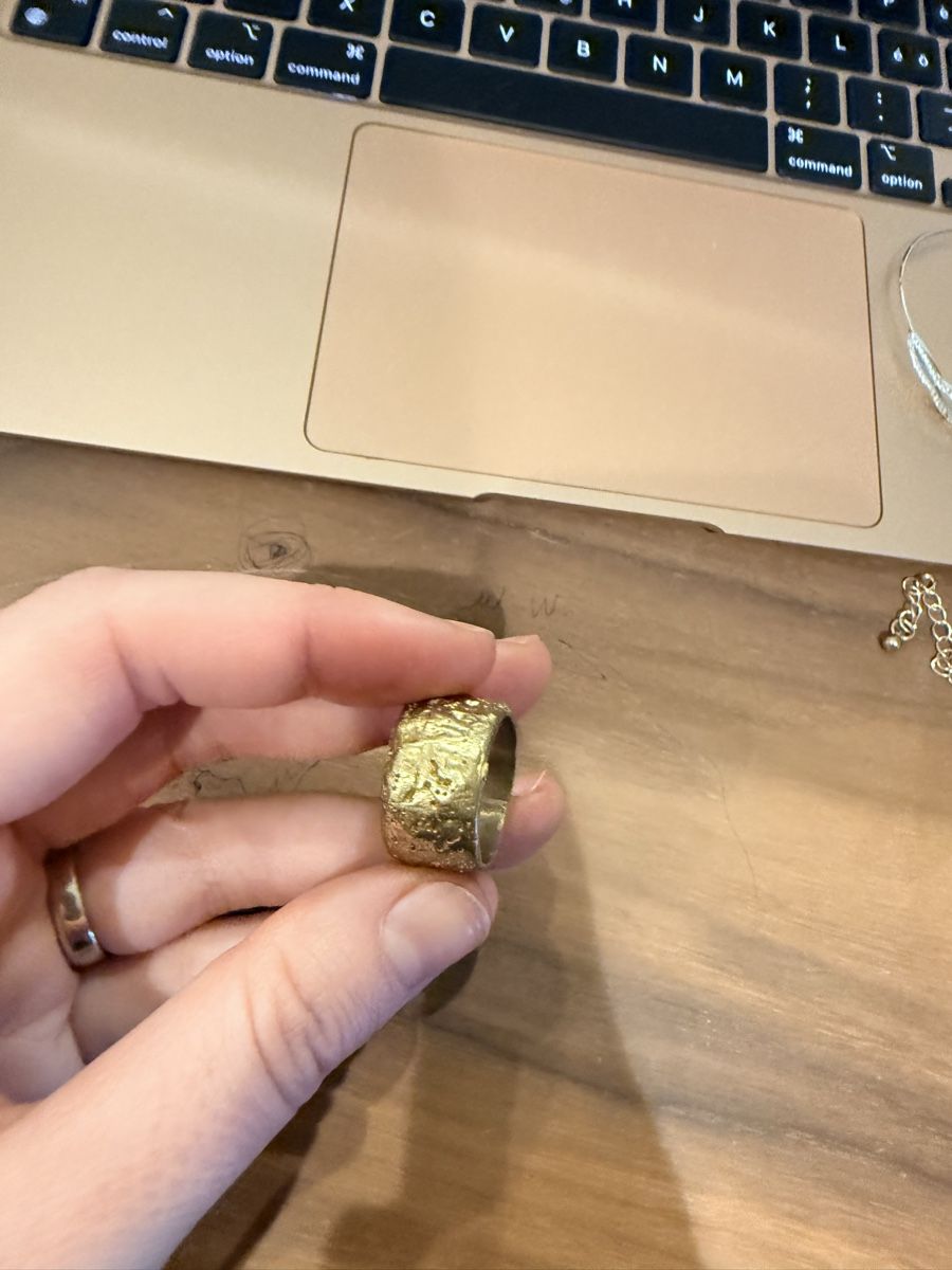 Ringe: Massiver Goldfarbiger Ring - Statement Schmuck – Gebraucht aus Dotzigen von White_Warrior