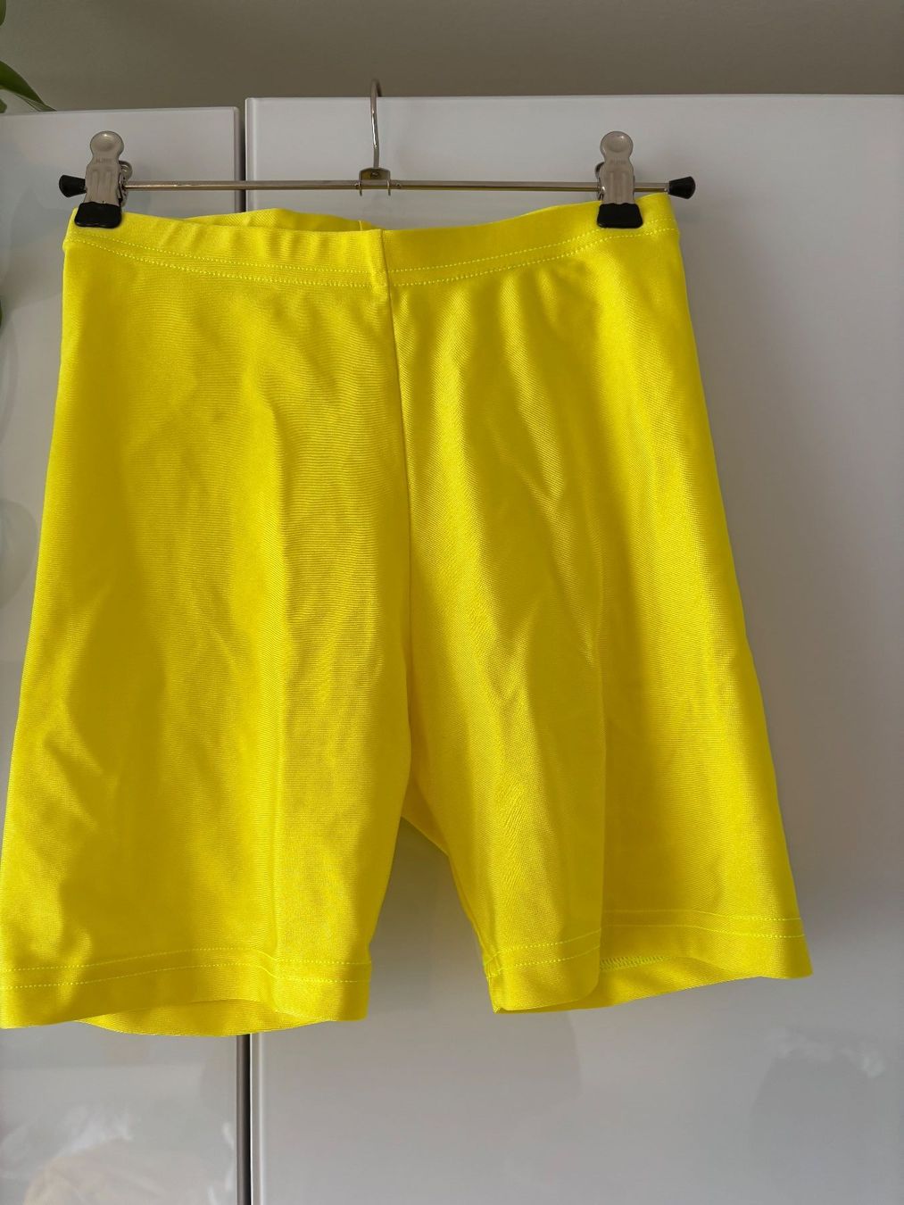 Pantaloni: AMERICAN APPAREL gelbe Bikershorts Gr S – Usato da Zürich venduto da missmodernage 1
