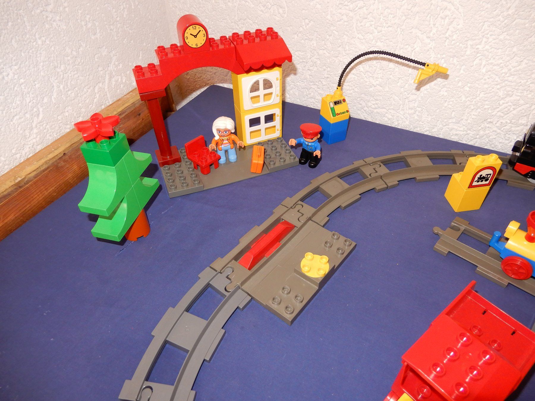 Lego Kit di costruzioni: DUPLO Eisenbahn mit E-Lok 5135, Bahnhof, Schiebezug, Auto – Usato da Senèdes venduto da tintinette43 1
